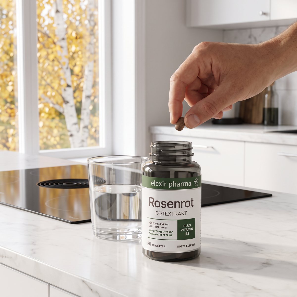 Elexir Pharma Rosenrot-burken på en köksbänk med vattenglas och induktionshäll, hand med tablett