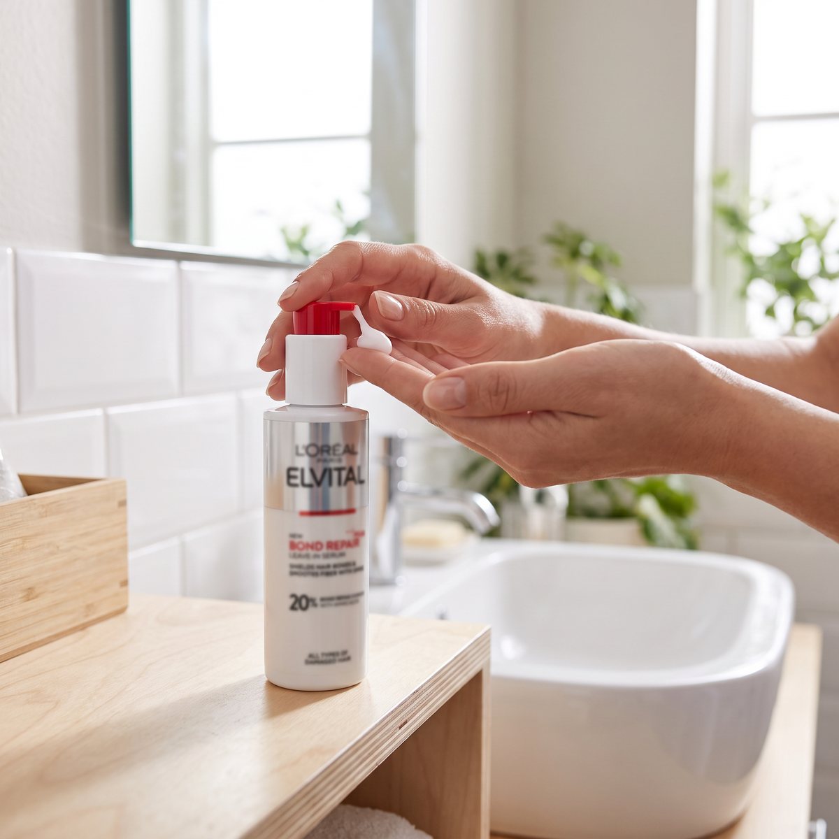 L'Oréal Paris Elvital Bond Repair pumpas ut i handen vid ett handfat i ett svenskt badrum