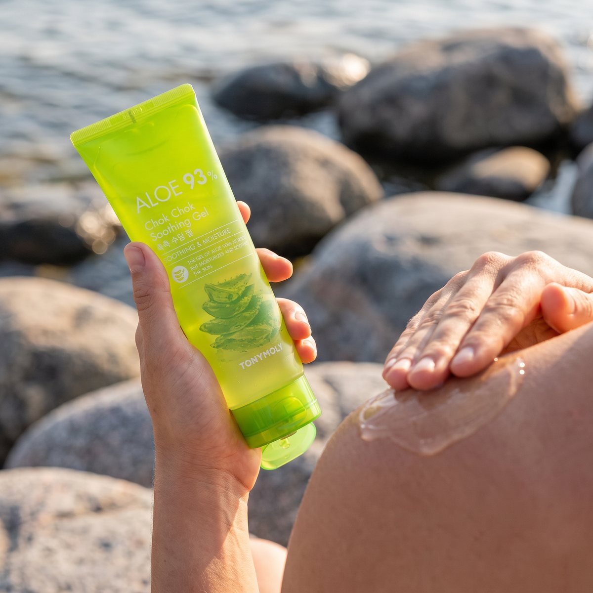Tonymoly Aloe Chok Chok Soothing Gel i tub, gel smörjs på axeln vid granitklippor vid svenskt hav