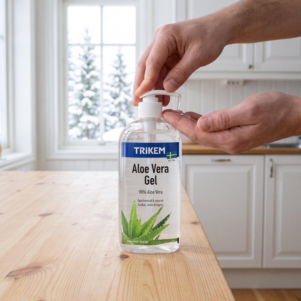 Trikem Aloe Vera Gel i pumpflaska, gel pumpas i handen i ett ljust svenskt kök