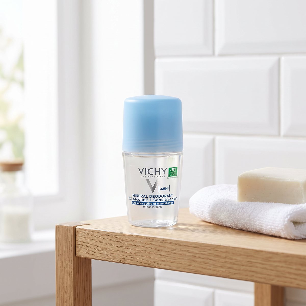 Vichy Mineral Deo 48H roll-on på en ekhylla i ett ljust svenskt badrum bredvid handduk och tvål
