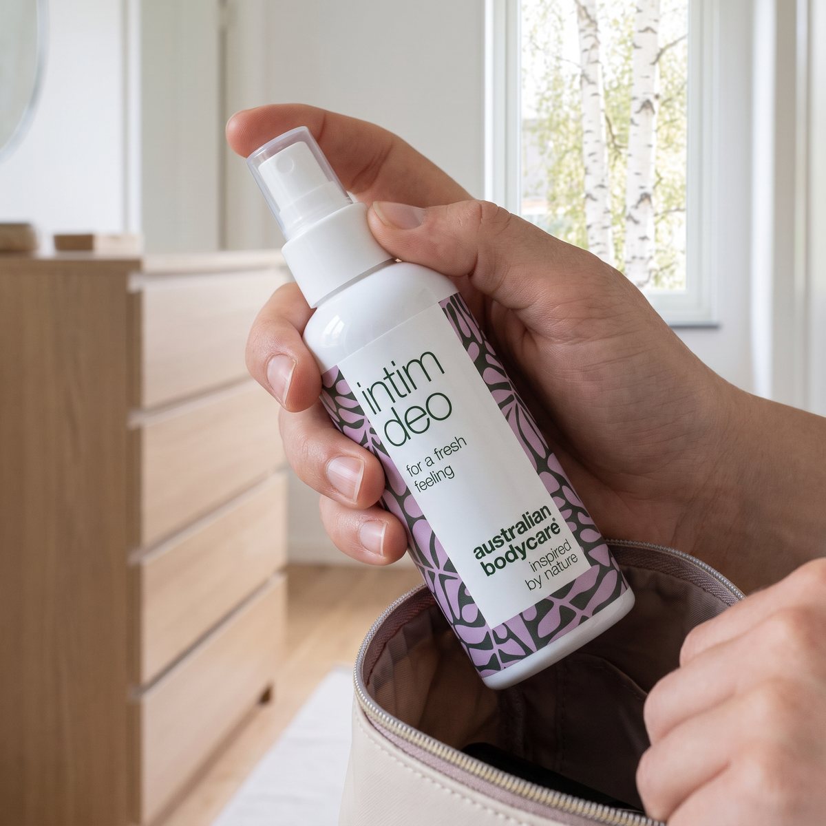 Australian Bodycare Intim Deo packas ned i ett necessärfodral i en svensk hall