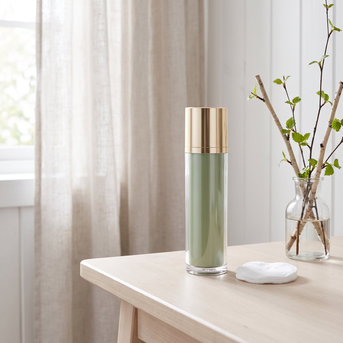 Annemarie Börlind Naturoyale Cleansing på en sminkbord i ett ljust svenskt sovrum
