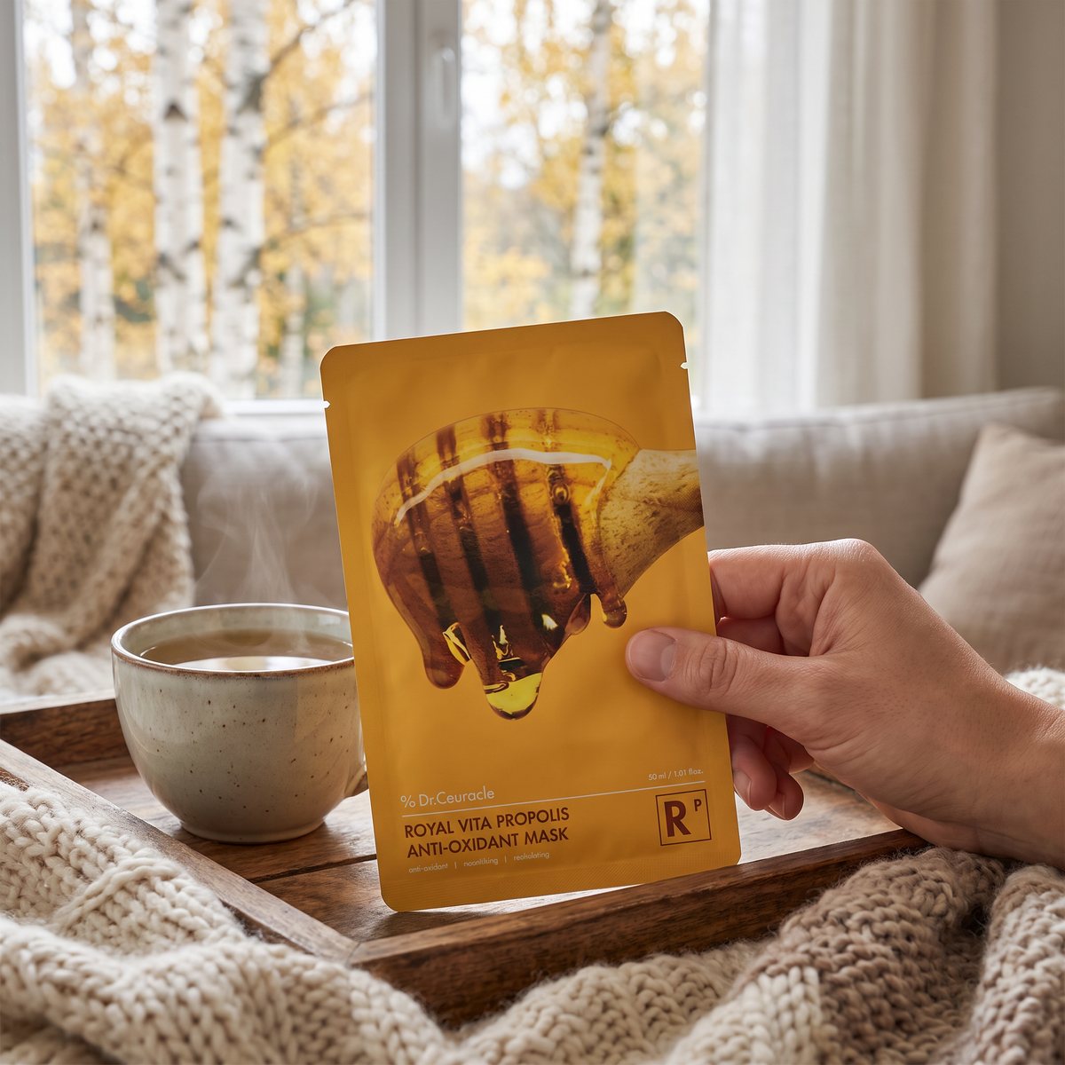 Dr. Ceuracle Royal Vita Propolis Mask i gul påse vid en tekopp i ett svenskt vardagsrum på hösten