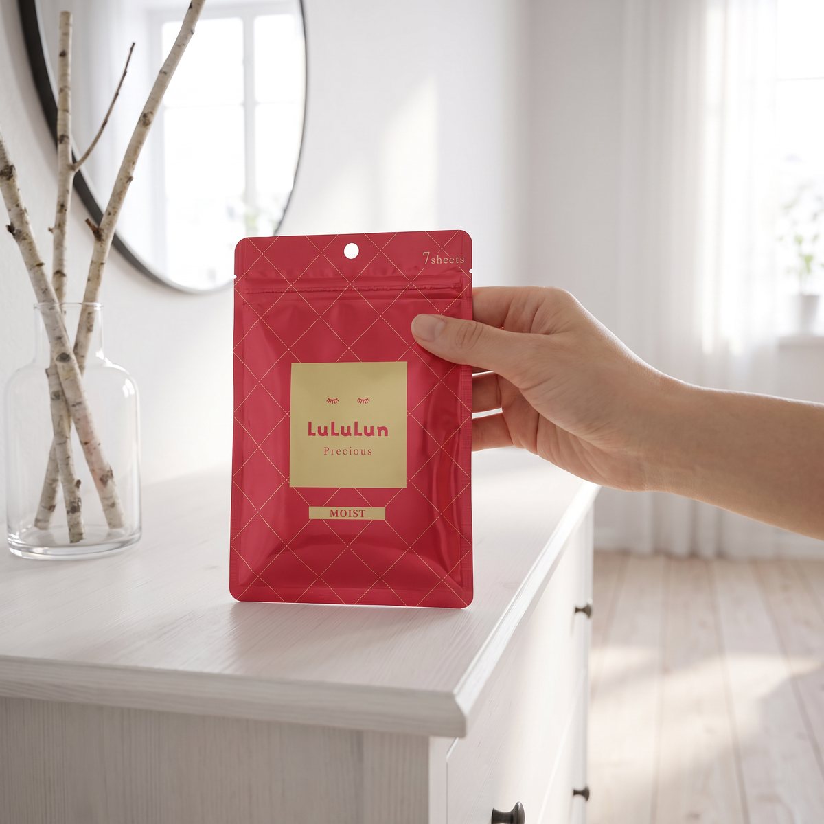 Röd LuLuLun Precious Sheet Mask-förpackning på en vit byrå i ett ljust svenskt sovrum