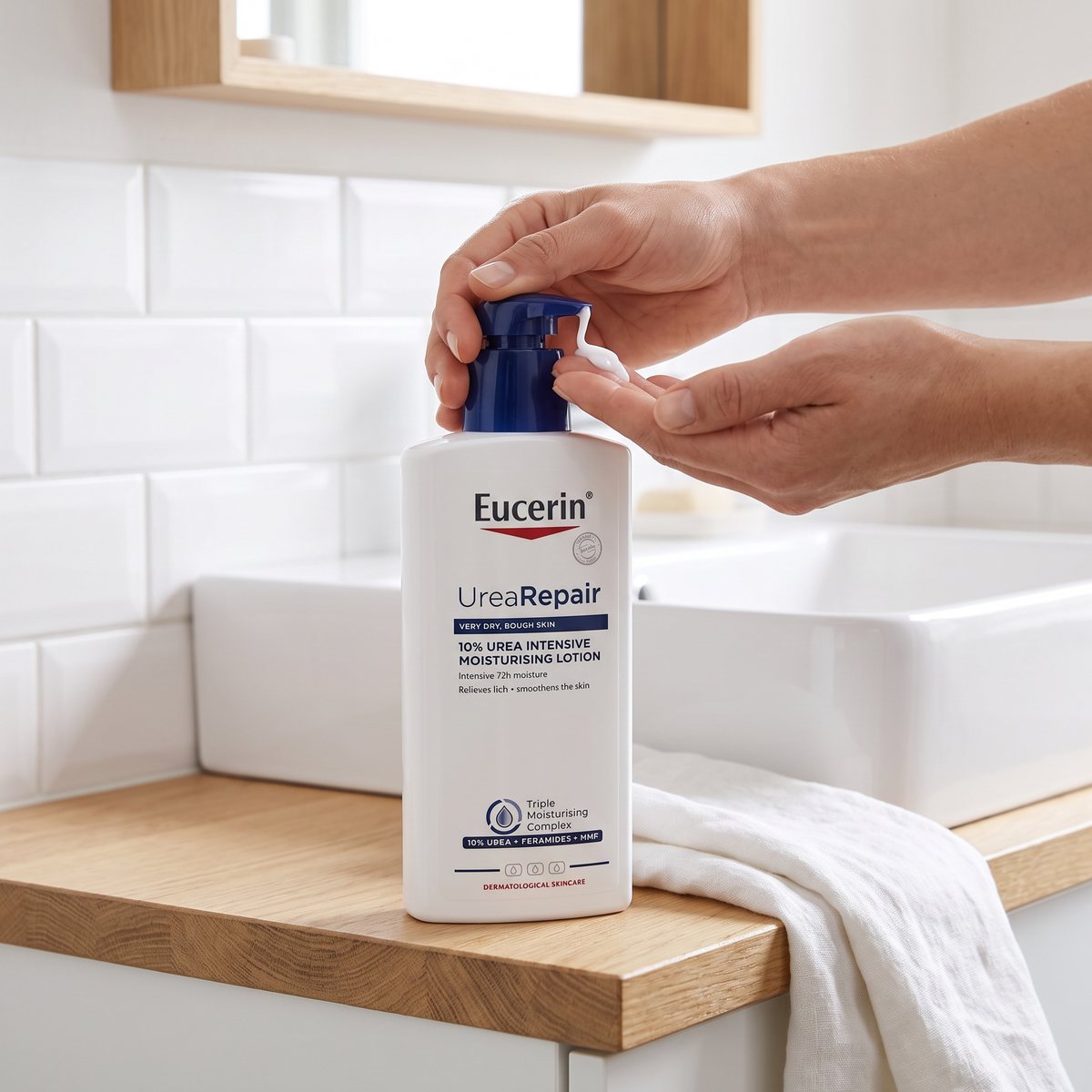 Eucerin UreaRepair lotion i vit flaska med pump, används på underarmen vid ett handfat i ett ljust svenskt badrum