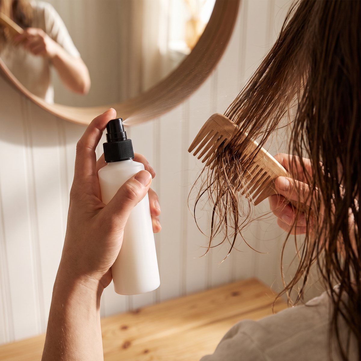 Maria Åkerberg Hair Detangler som sprayas i tovigt hår i ett svenskt hem