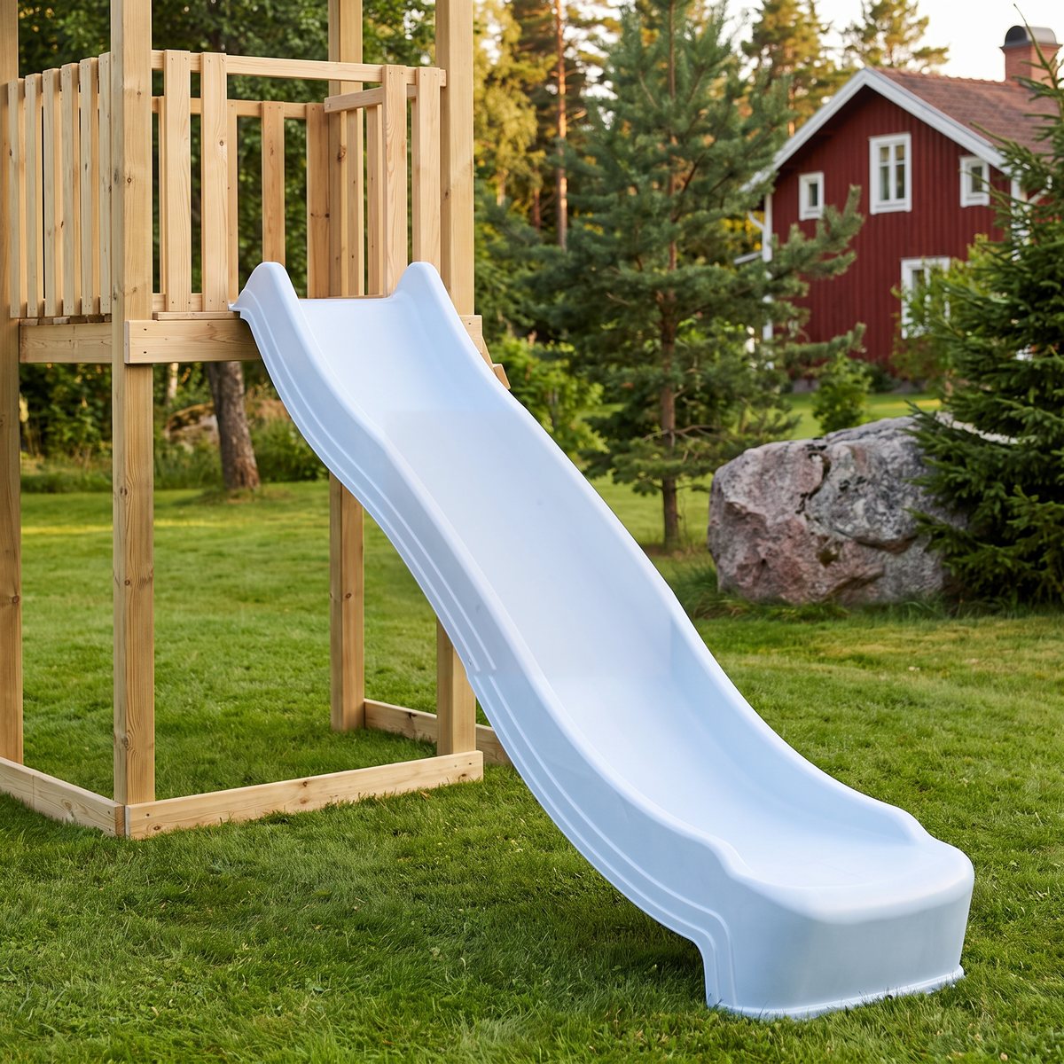 Pastellblå Swing King-kana på 2,2 meter monterad på ett lektorn i trä, på en gräsmatta med tallar och ett rött trähus