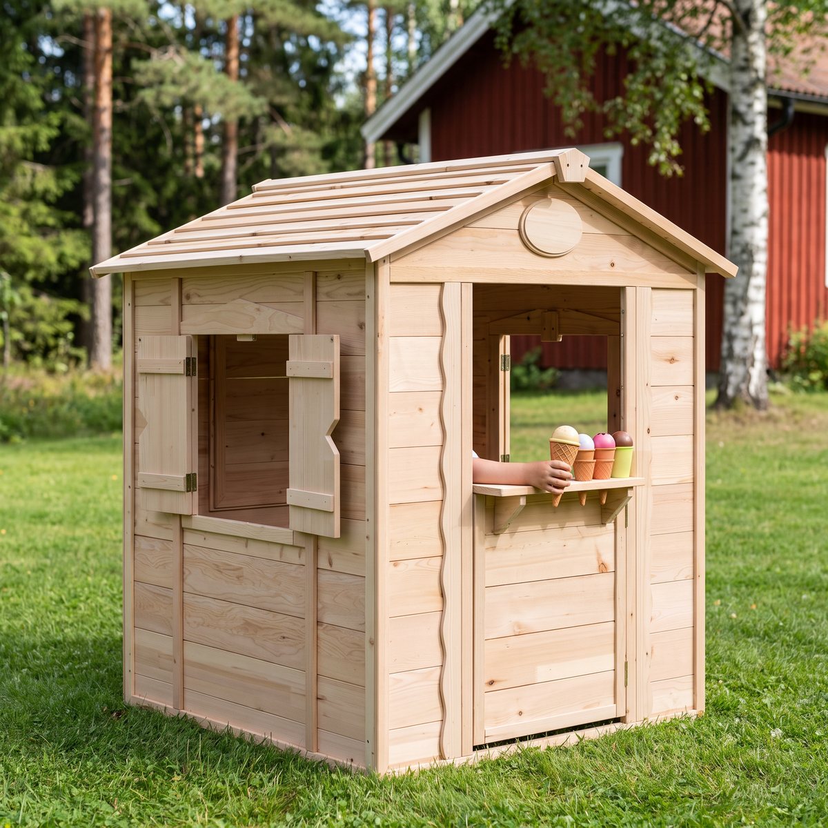 Woodlii lekstuga i obehandlad gran med övre dörrhalvan öppen som glasskiosk, ett barns hand håller en leksaksglass