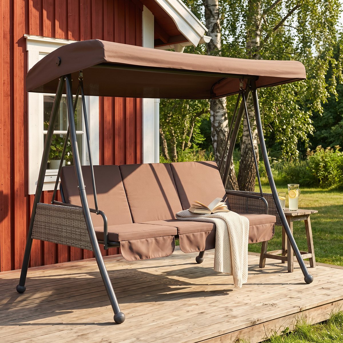 Brun vidaXL-hammock med tre kuddar och vinklat tak på trädäcket vid en röd svensk sommarstuga, med björkar i bakgrunden