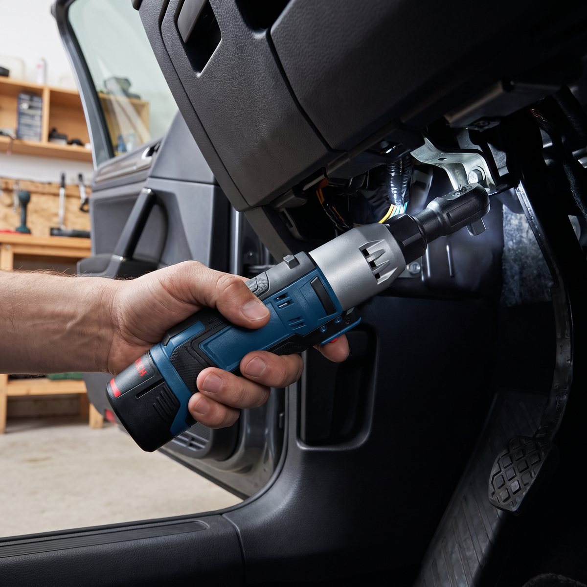 Bosch GRC 12V-60 vinklas in under instrumentbrädan i en bil med LED-lampan tänd
