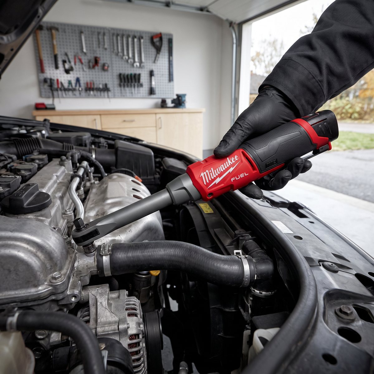 Milwaukee M12 FHIR38LR med lång hals inne i motorrummet på en bil i ett svenskt garage