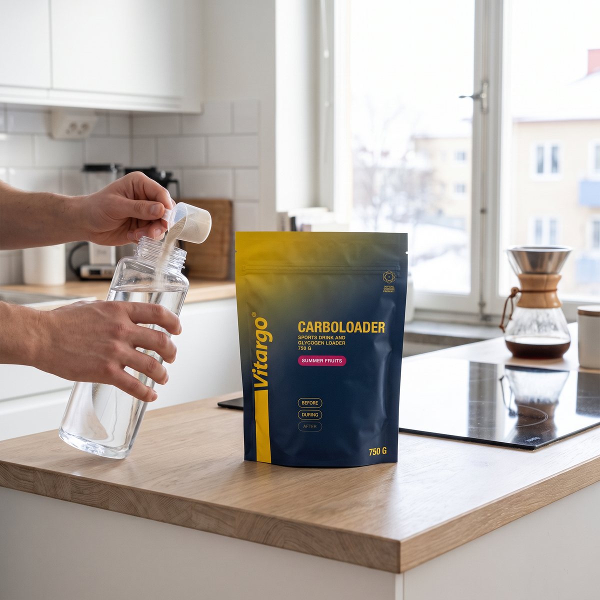 Blå och gul Vitargo-påse på en köksö i ett ljust svenskt kök med induktionshäll, vattenflaska fylls med pulver
