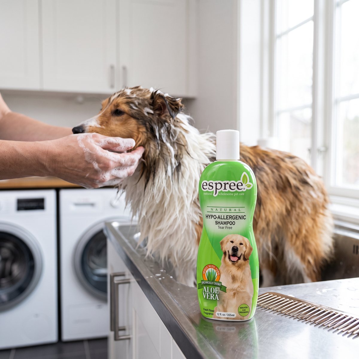 En sheltie tvättas i en diskho i en tvättstuga med frontmatade tvättmaskiner, med Espree Hypo-Allergenic-flaskan på kanten