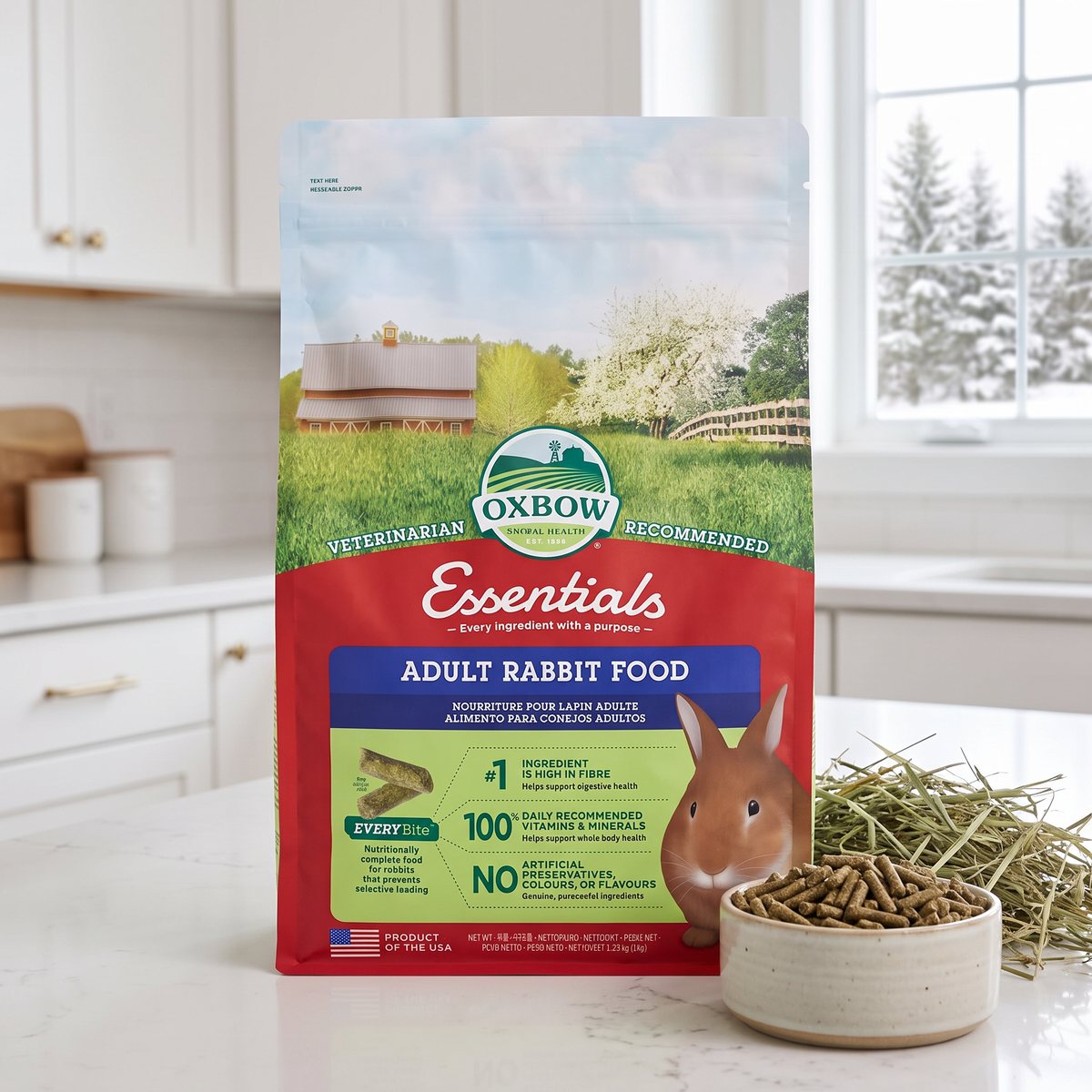 Oxbow Essentials Adult Rabbit-påse på en vit köksbänk i ett svenskt kök, bredvid en skål med pellets och hö