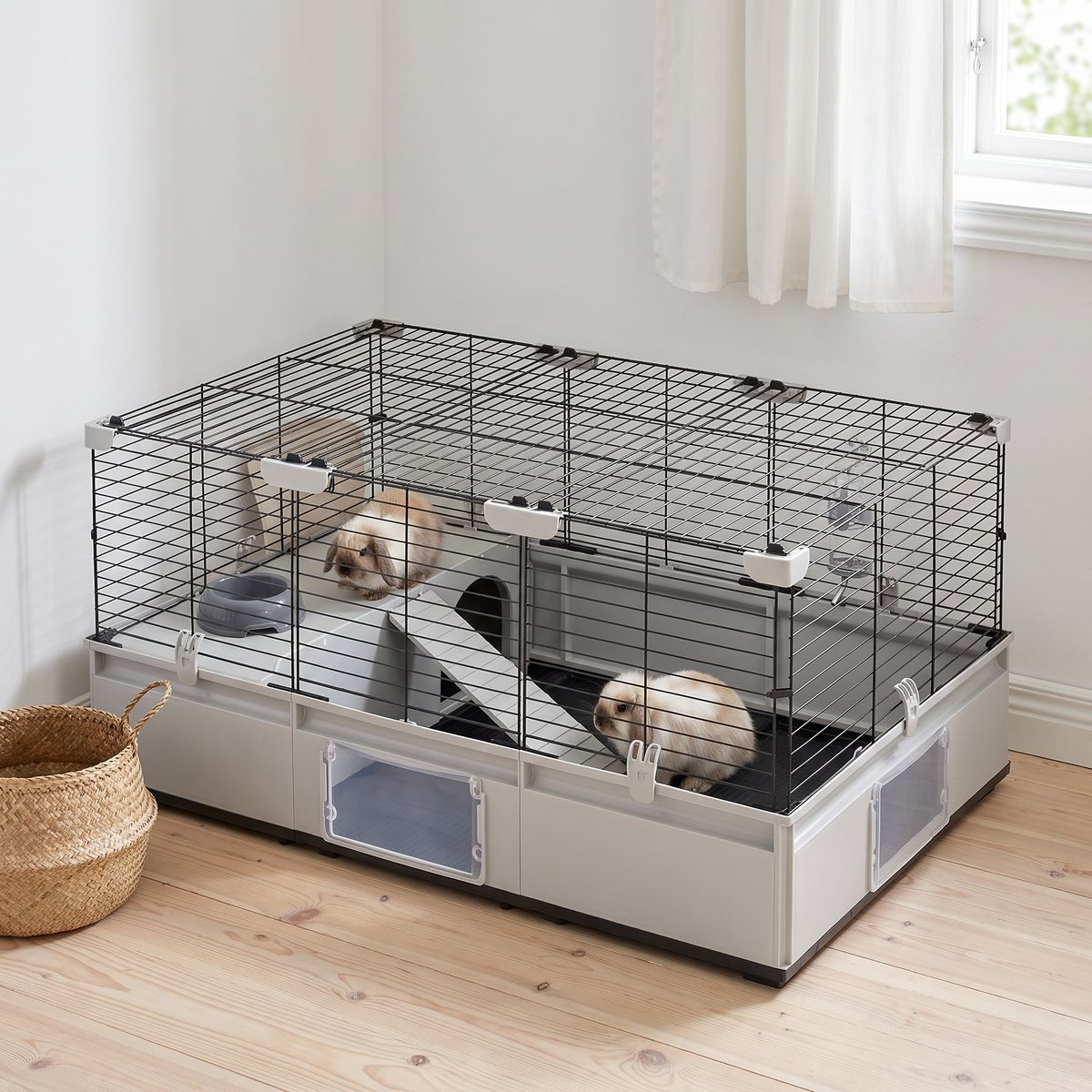 Ferplast Modular 2 kaninbur i ett svenskt barnrum med furugolv och vita väggar