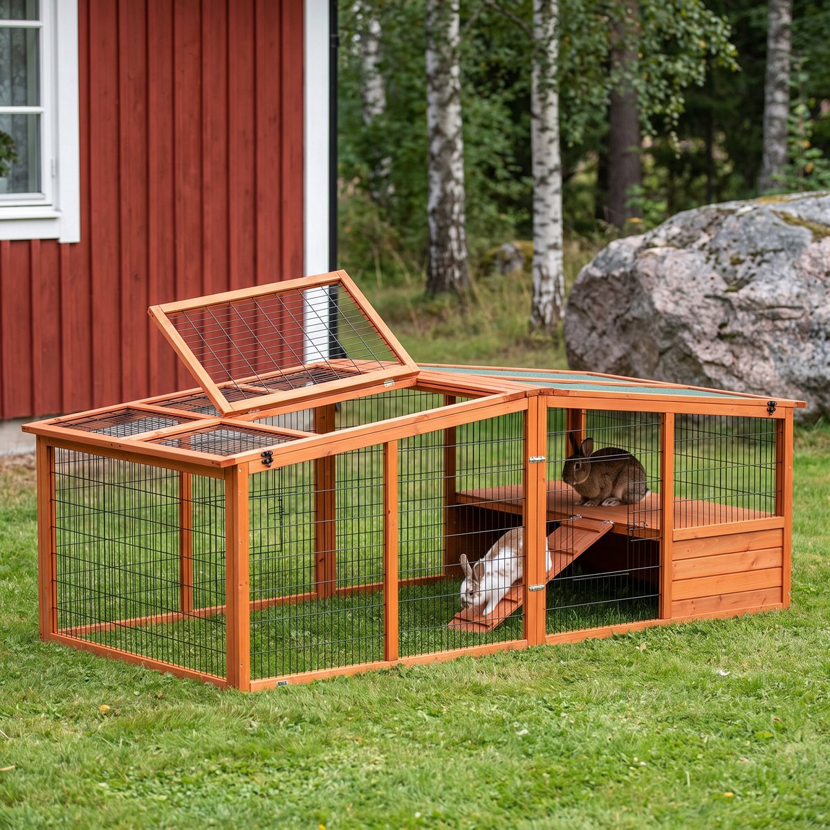 Trixie Natura Utomhushage Trä XL på en gräsmatta framför ett rött trähus och björkar, med en taklucka uppfälld och två kaniner vid rampen och krypinet