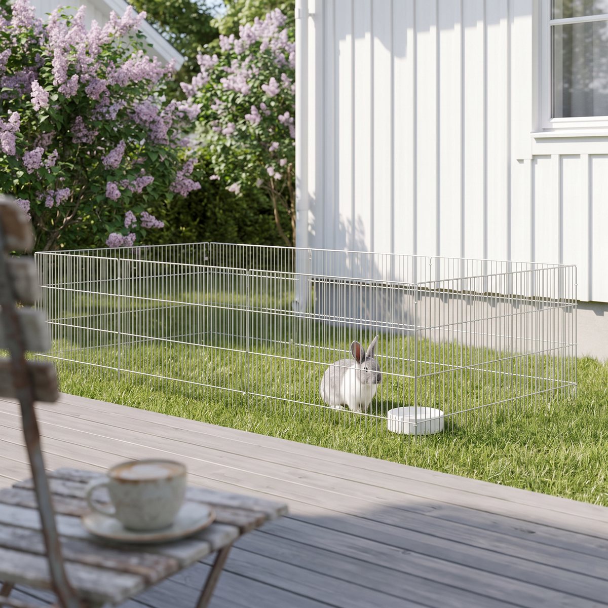 vidaXL Kaninhage utan tak på gräsmattan intill en trätrall vid ett vitt trähus, med en kanin och en vattenskål inuti