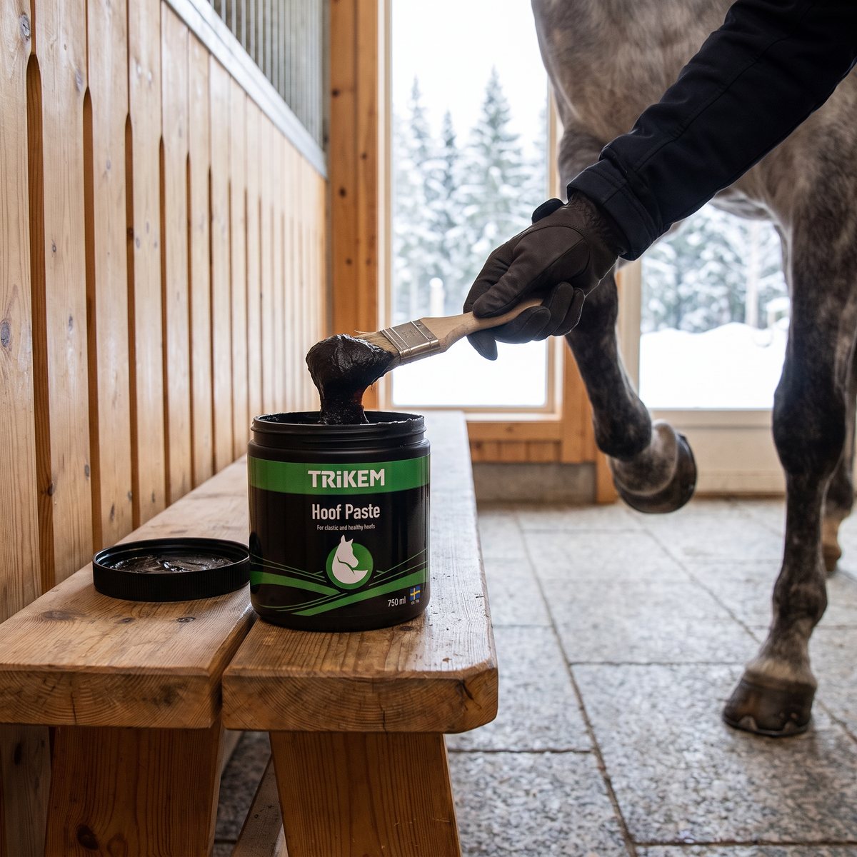 Trikem HoofPaste-burk i ett svenskt stall där pastan penslas på hoven
