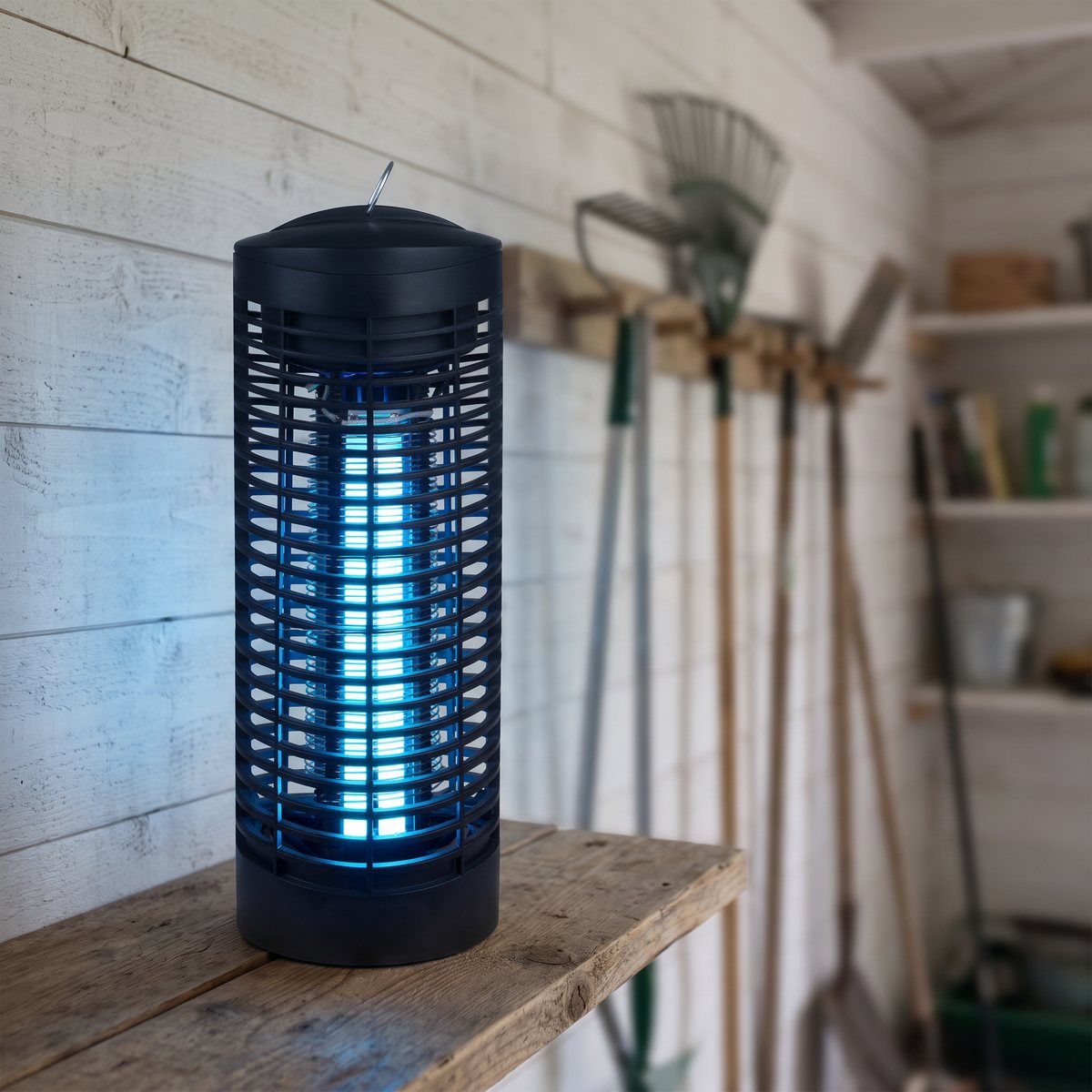 Svart Eurom insektsdödare med blått UV-ljus på en hylla i ett svenskt garage